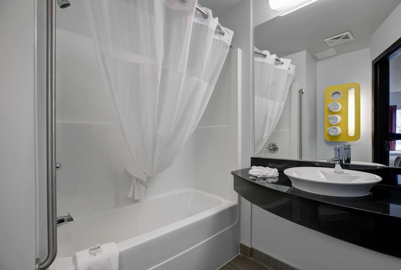 Motel 6 Airdrie Kültér fotó